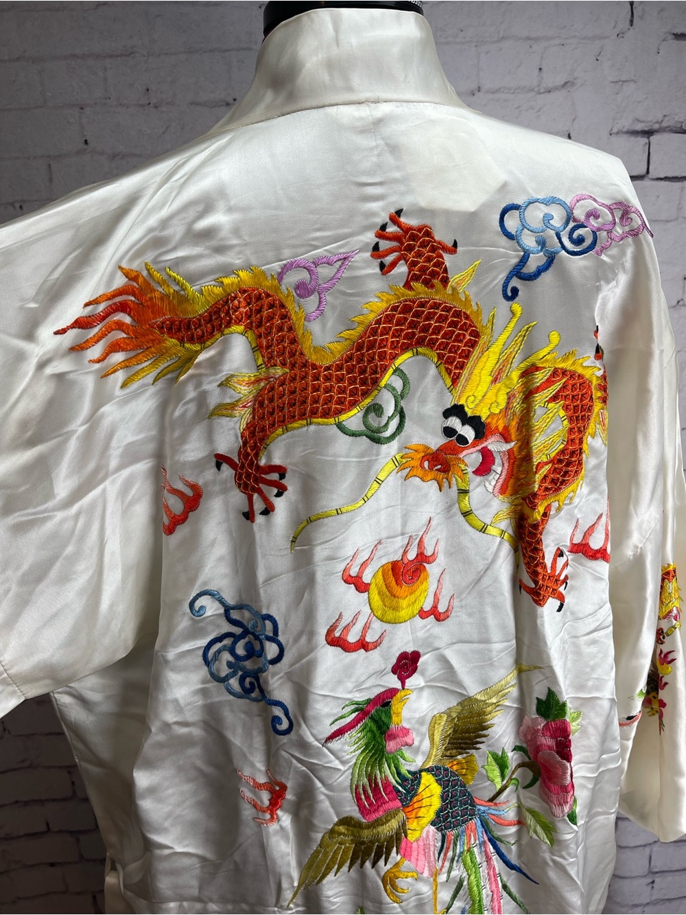 Golden bee vintage silk robe size large white with dragon and phoenix - Picture 7 of 16